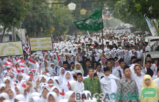 Ribuan santri saat ikut kirab melewati bundaran ringin contong Jombang, Sabtu (22/10) pagi.  foto: RONY SUHARTOMO/ BANGSAONLINE