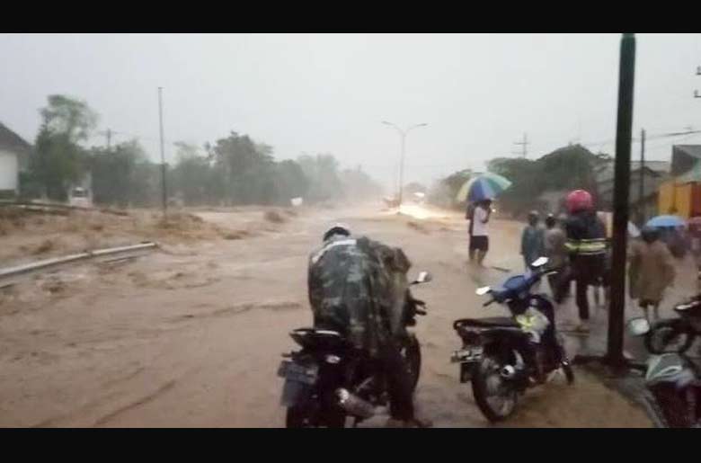 Jalan raya Malang Surabaya tepatnya di desa Purwodadi Kecamatan Purwodadi diterjang luapan air. foto istimewa