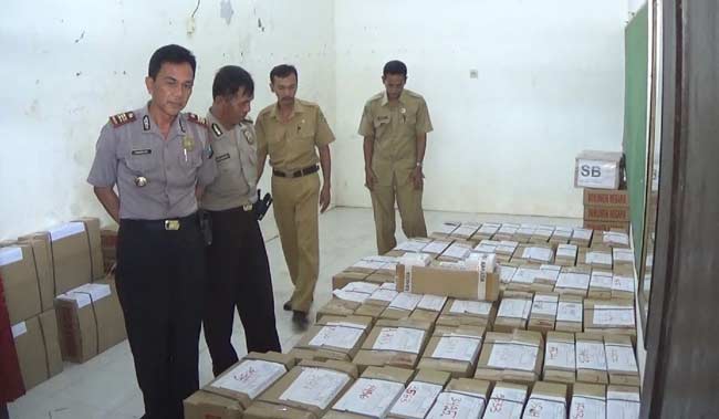 Petugas sedang mengecek kelengkapan naskah Unas. foto: rahmatullah/ BANGSAONLINE