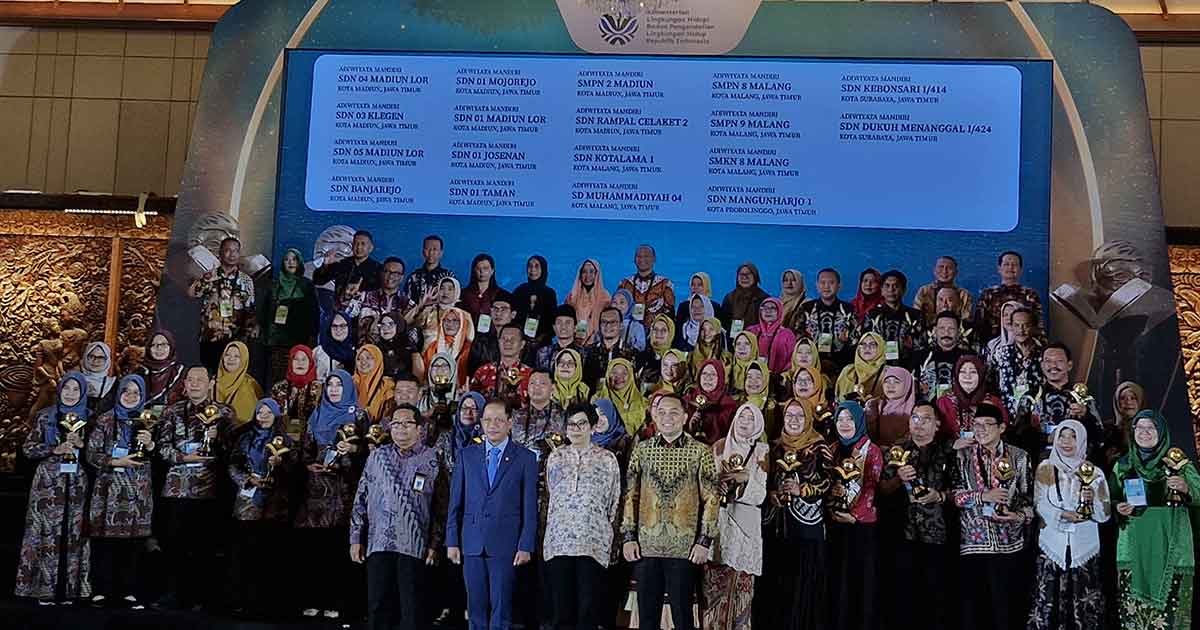 Para penerima Anugerah Adiwiyata Mandiri tingkat nasional berfoto bersama usai menerima penghargaan.