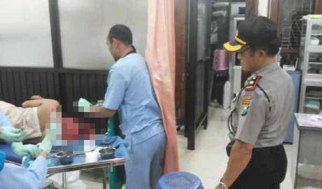 Korban saat mendapatkan perawatan di Rumah Sakit. (foto: rusmiyanto/BANGSAONLINE)