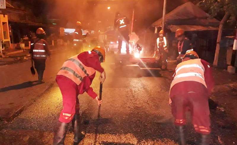 Tak hanya siang, malam pun petugas berjibaku melakukan pengaspalan  di sejumlah ruas jalan di Kota Batu.