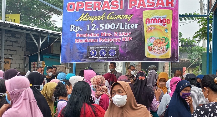 

Warga menyerrbu operasi pasar minyak goreng Rp 12.500 di Kabupaten Mojokerto.