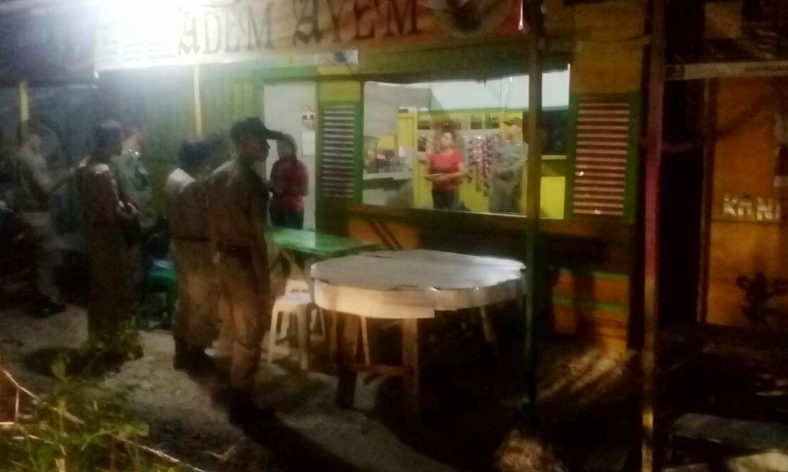 Satpol PP ketika lakukan razia kafe remang untuk penegakan Perda. foto: syuhud/ BANGSAONLINE