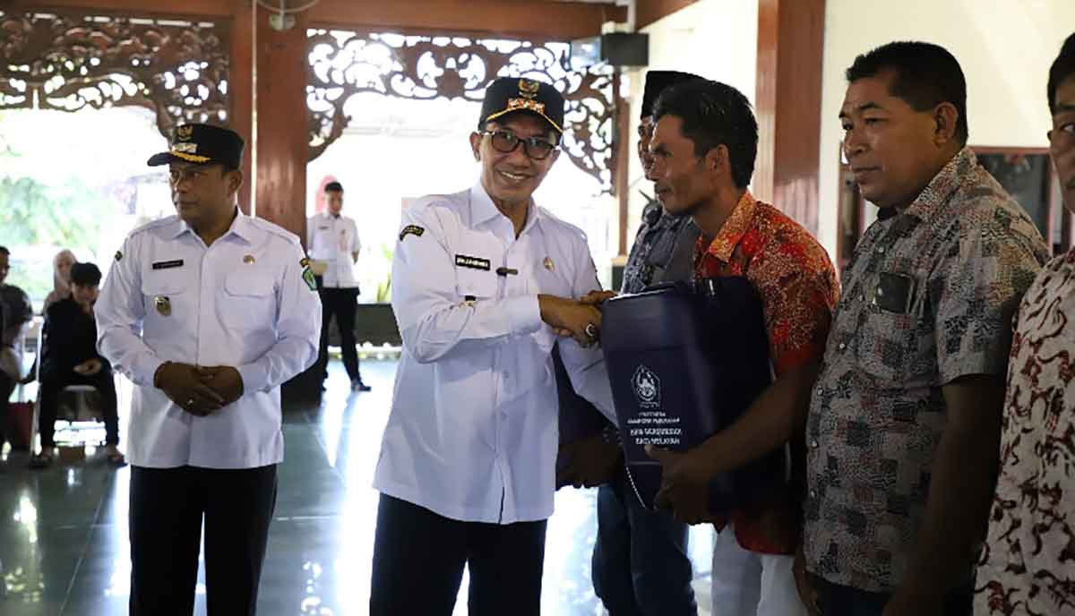Bupati Pamekasan saat menyerahkan jeriken BBM subsidi untuk salah satu nelayan.