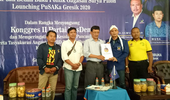 Sekretaris DPD Golkar Gresik, Atek Riduan ketika mengambil formulir pendaftaran di DPD Nasdem. foto: SYUHUD/ BANGSAONLINE
