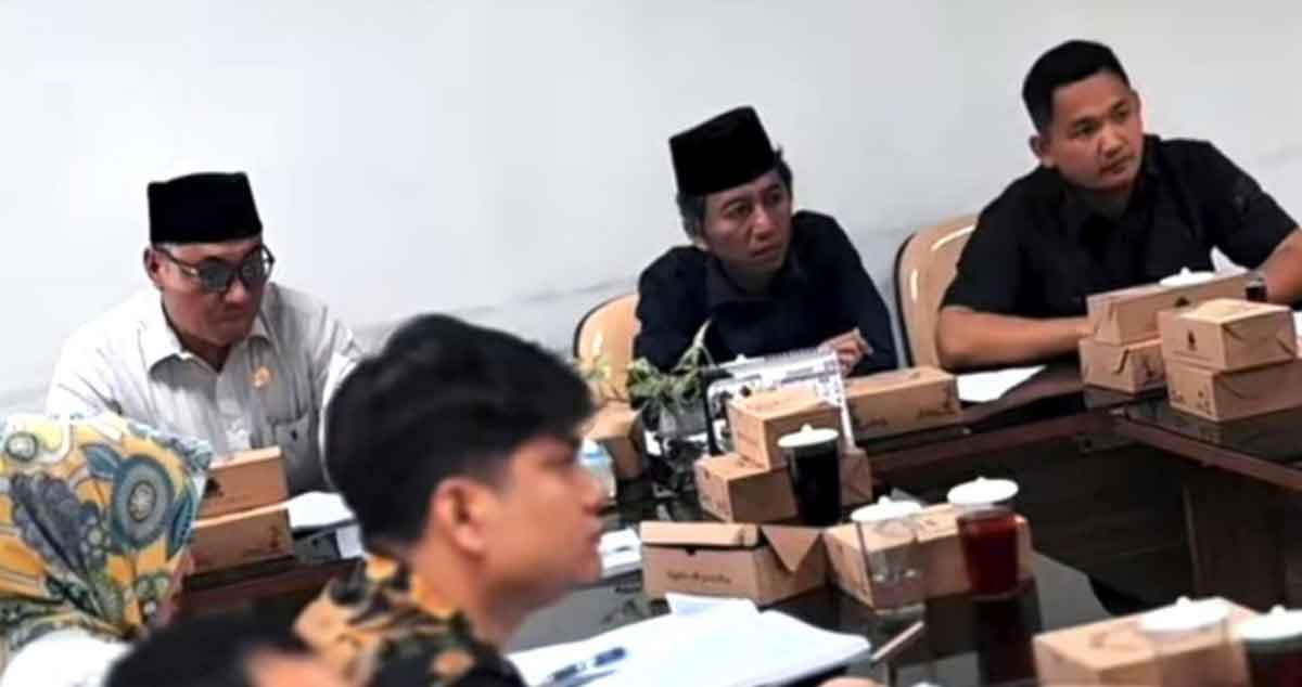 Rapat kerja antara Komisi III DPRD Kabupaten Blitar bersama narasumber dari Kementerian Hukum serta Dinas Perumahan, Kawasan Permukiman dan Pertanahan.