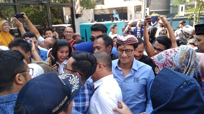 Cawapres no.2, Sandiaga Uno diserbu emak-emak saat kampanye di tempat cangkruk anak muda.
