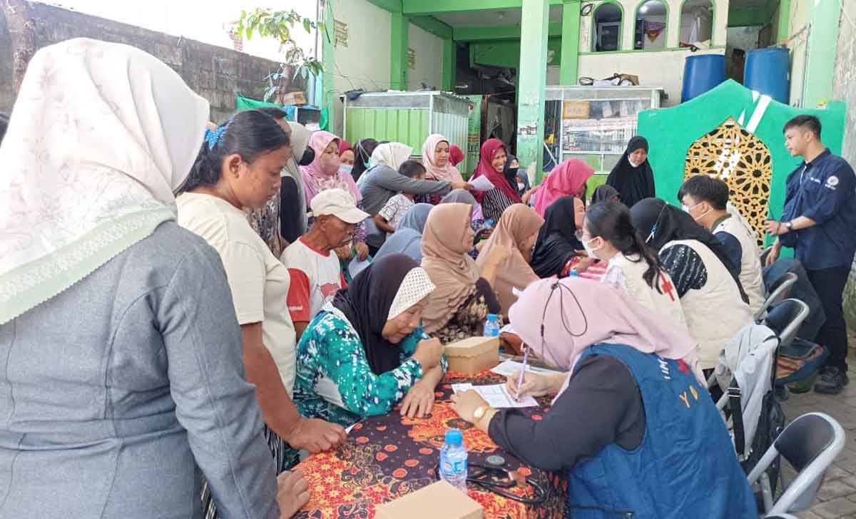 Pemeriksaan medis kepeda santri dan warga manula di sekitar Pondok Pesantren Tahsinul Akhlaq Bahrul Ulum, Surabaya.
