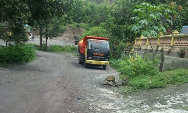 Tampak alat berat sedang beroprasi dan truk dump hilir mudik mengangkut material tambang. (Nanang Ari/BANGSAONLINE)