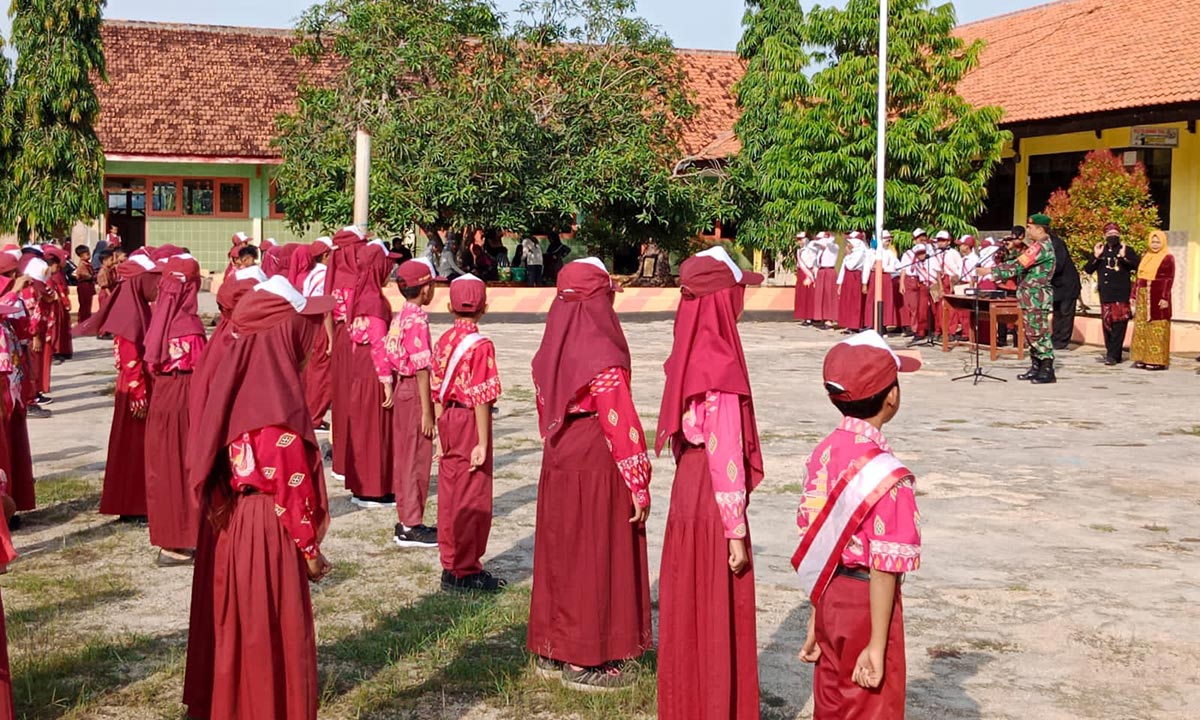 Babinsa Koramil 0827/15 Batuputih memberikan motivasi kepada siswa-siswi SDN Batuputih Laok II saat upacara.