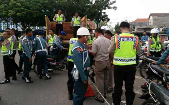 SIDANG: Pelanggar di depan stadion Jenggolo yang terjaring razia Operasi Zebra Semeru 2015 harus mengikuti sidang di tempat, kemarin. foto : catur andy erlambang/BANGSAONLINE