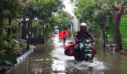 Perumahan Taman Surya Agung yang terendam banjir selama empat hari tak surut. foto: CATUR ANDY/ BANGSAONLINE 