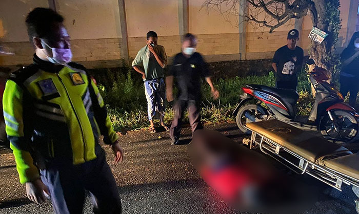 Petugas saat mengevakuasi korban kecelakaan di Jalan Raya Waruberon Balongbendo, Sidoarjo.