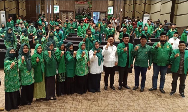 Gus Yani dan Bu Min saat menghadiri Rapat Rerja DPC PPP Gresik, beberapa waktu lalu. foto: SYUHUD/ BANGSAONLINE