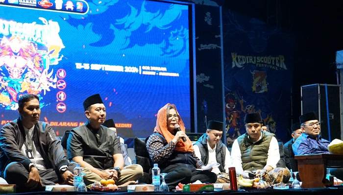 Pj Wali Kota Kediri Zanariah saat memberi sambutan di acara pengajian bersama Gus Kautsar di GOR Jayabaya. Foto: Ist.