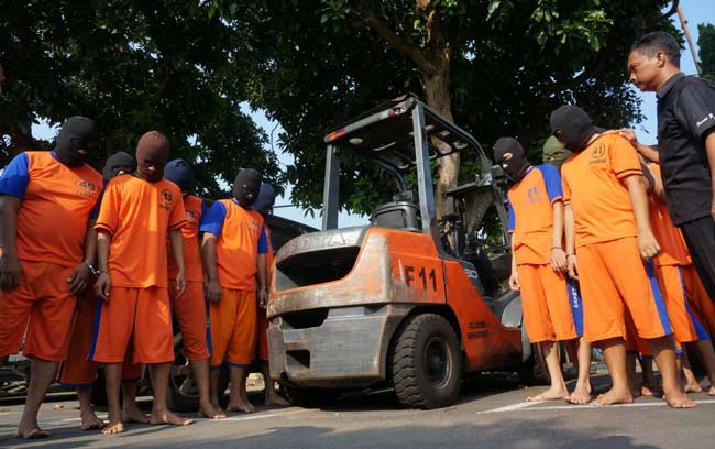 Polisi menunjukkan para pelaku pencurian dan barang bukti. foto:  romza/ BANGSAONLINE