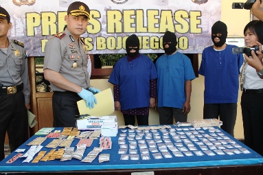 TANGKAP. Tiga pengedar obat daftar G dan double L berhasil ditangkap tim Reskoba Polres Bojonegoro. Foto: Eky Nurhadi/BANGSAONLINE