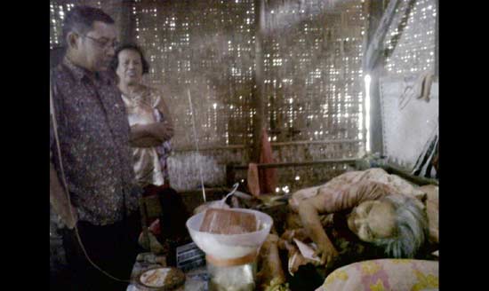Bupati Tulungagung Syahri Mulyo ketika dialog dengan Ponirah, janda tua yang sakit dan tak terurus. (foto; feri/BANGSAONLINE)