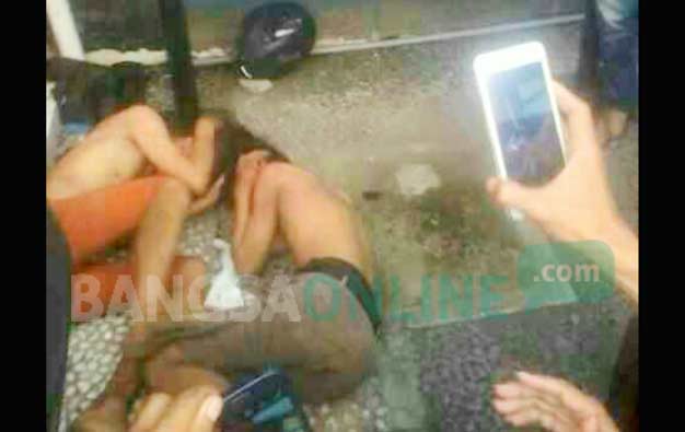 Dua pelaku jambret remuk usai dihajar massa di TKP. 