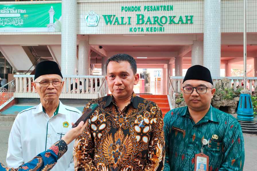 Erwin (tengah) saat memberi keterangan didampingi Ketua Ponpes Wali Barokah, KH. Sunarto (kiri) dan Kepala Dinas Kesehatan Kota Kediri dr. Muhammad Fajri Mubasysyir. (Ist).

