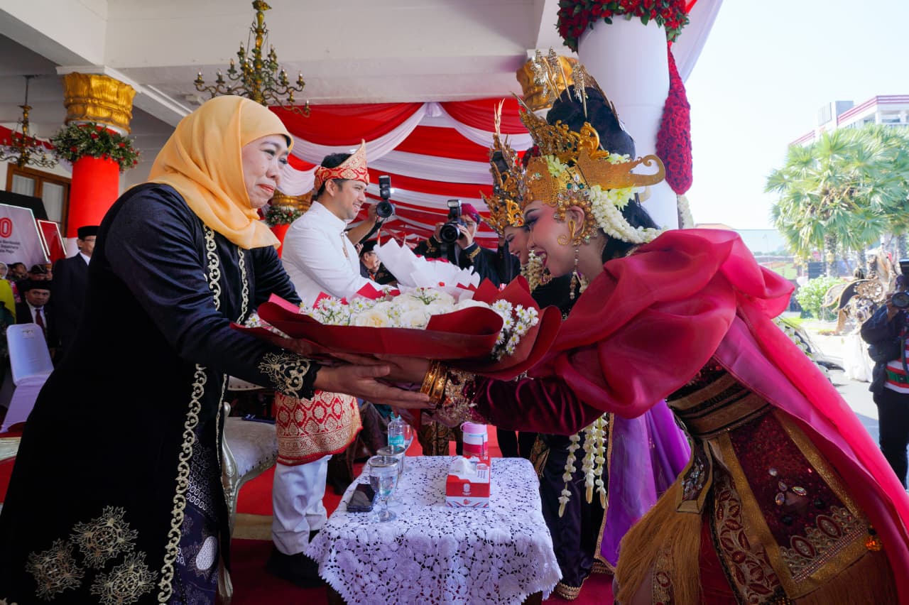 Berlangsung Khidmat, Gubernur Khofifah Pimpin Upacara Hari Kemerdekaan ke-80