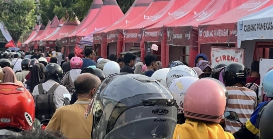 Sentra takjil di Jl. Kemayoran Pamekasan