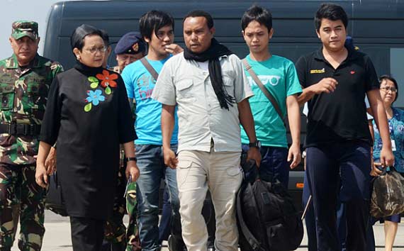 Menteri Luar Negeri Retno Marsudi dan Pangkostrad, Letjen Edy Rahmayadi, menyambut empat Warga Negara Indonesia yang dibebaskan setelah disandera kelompok Abu Sayyaf turun dari pesawat Boeing 737 TNI AU, di Lapangan Udara Halim Perdanakusuma, Jakarta, Jumat (13/5).