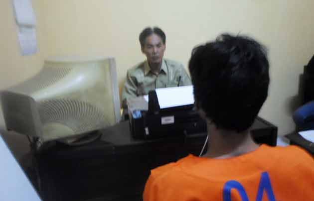 Pelaku saat diperiksa di Mapolsek Candi.