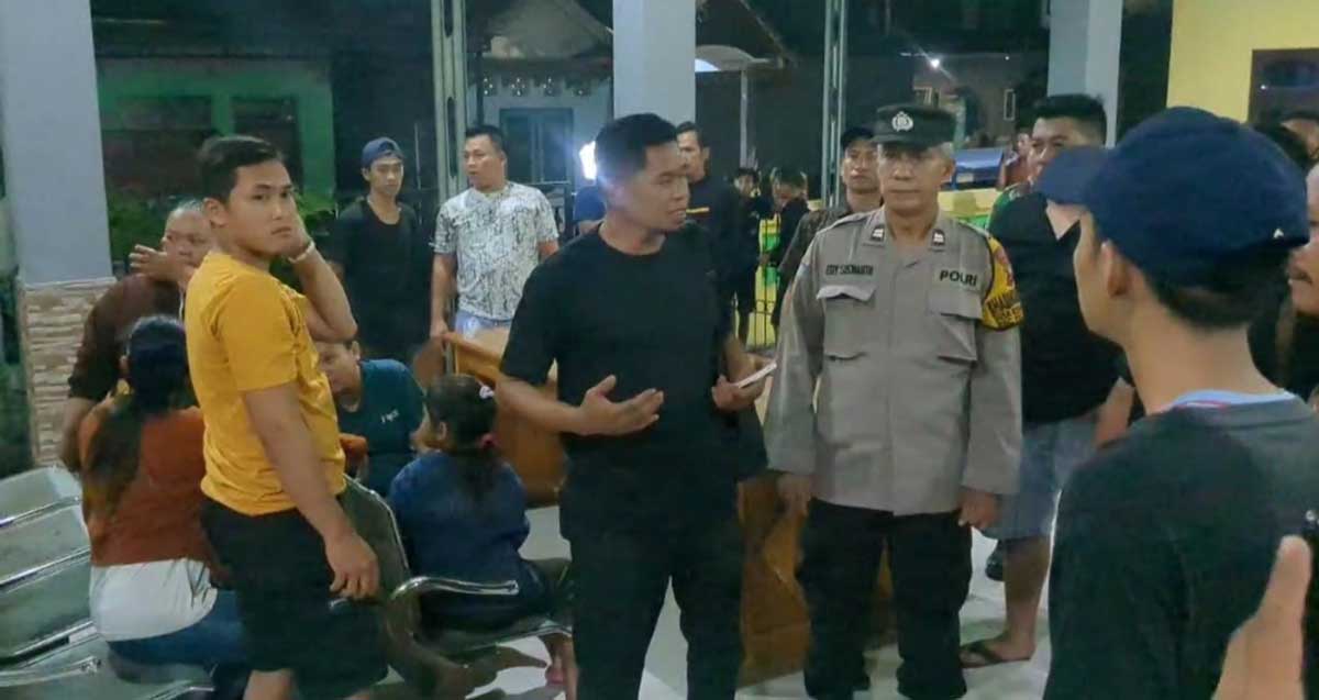 Petugas dari Polsek Tulangan saat mengamankan seorang pria berinisial M (60) yang diduga sebagai pelaku pencabulan.