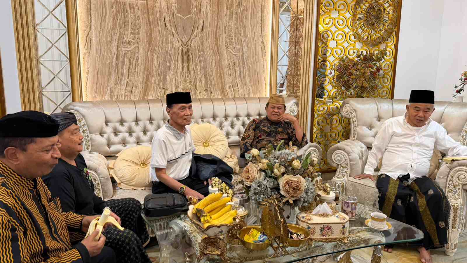 DARI KIRI: Kadir, Memet, Tessy dan Kirun saat diterima Prof Dr KH Asep Saifuddin Chalim, MA, di kediamannya di Jalan Siwalankerto Utara Surabaya, Senin (1/1/2026) malam. Foto: bangsaonline