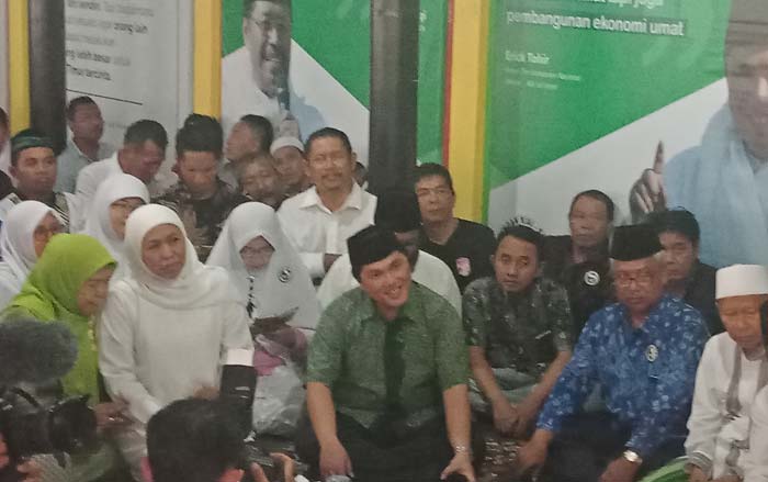 Erick Thohir duduk lesehan bersama Khofifah dalam acara peresmian rumah aspirasi JKSN. foto: DIDI ROSADI/ BANGSAONLINE
