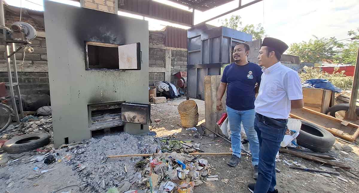 Anggota DPRD Jatim, Dedi Irwansa, saat berkunjung ke TPS3R Ngingas Waru. Foto: Ist
