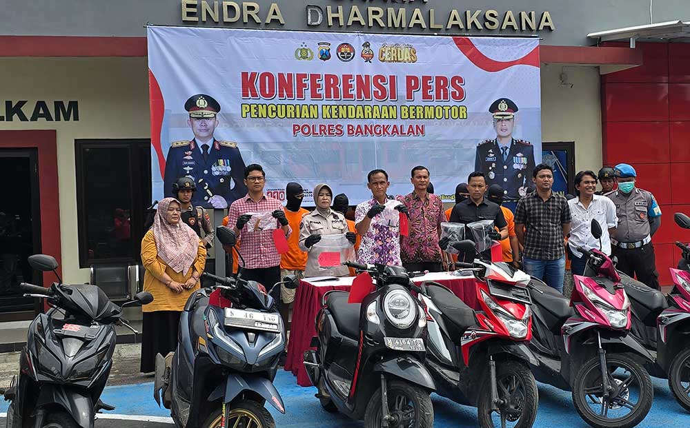 Barang bukti hasil curanmor turut dipamerkan saat konferensi pers yang digelar Polres Bangkalan, Jumat (1/24/2025).