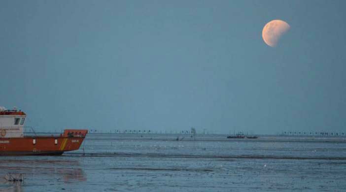 Gerhana bulan disaksikan dari Pantai Kenjeran, Surabaya. foto: Ilustrasi
