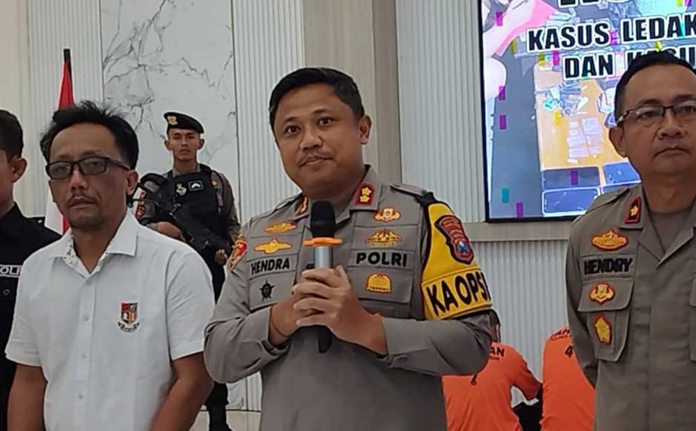 Kapolres Pamekasan AKBP Hendra Eko Triyulianto (pegang mik) didampingi Wakapolres dan Kasatreskrim Polres Pamekasan saat memberikan keterangan pers.
