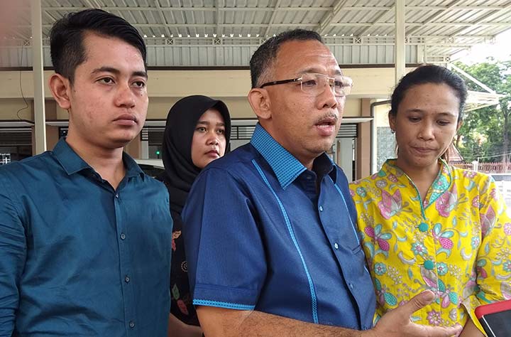 Kuasa hukum korban, Abdul Malik (tengah) saat memberikan keterangan.