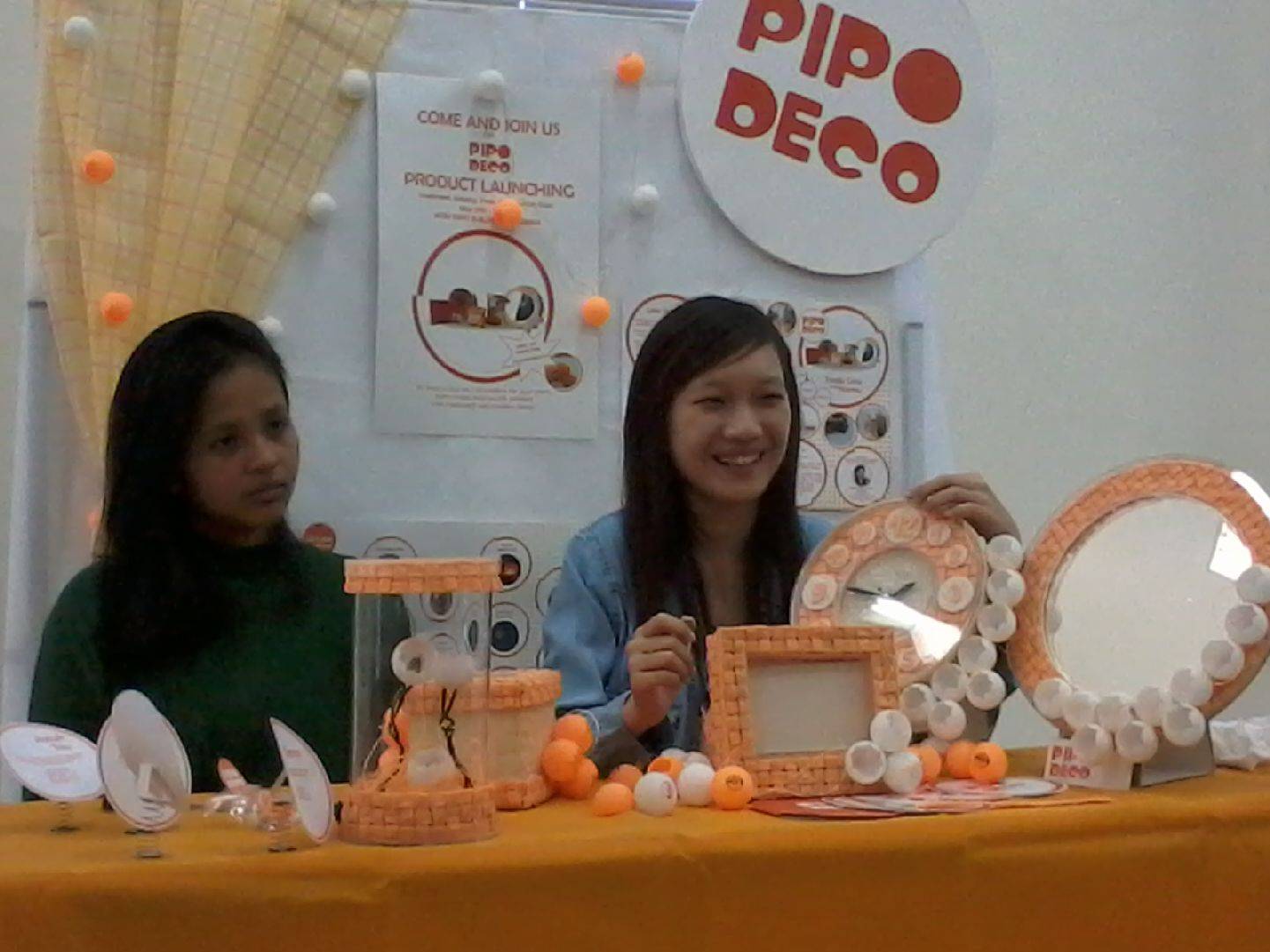 PING-PONG. Gaby (kiri) bersama kreasi home decor dengan hiasan serbuk bola ping-pong. foto : nisa/bangsaonline