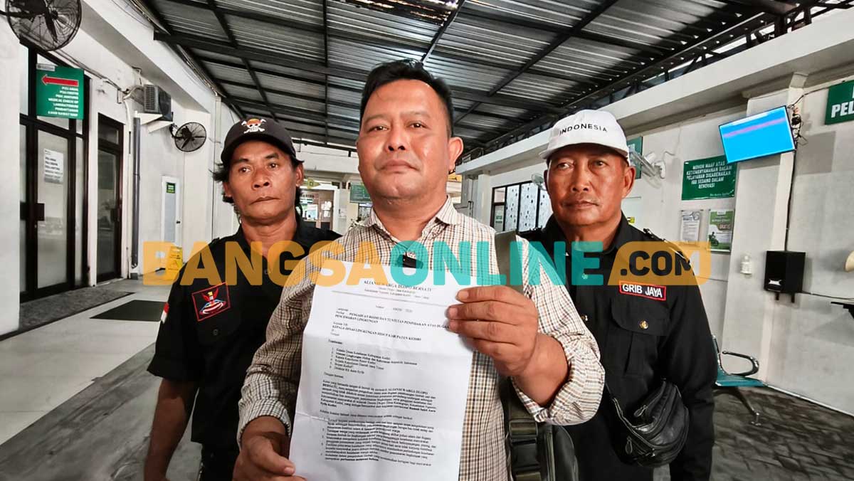Suhendro saat menunjukkan foto kopi surat pengaduan. Foto: MUJI HARJITA/BANGSAONLINE