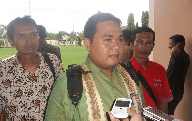 Koordinator Forum Honorer K2 (FHK-2) Kabupaten Sumenep, Abd. Rahman. foto: rahmatullah/ BANGSAONLINE