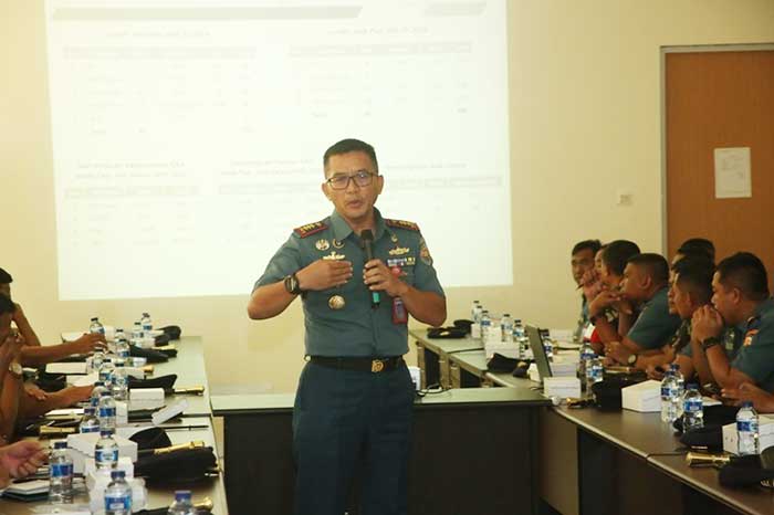 Dankolat Koarmada II saat pimpin Forum Komunikasi Komandan KRI.