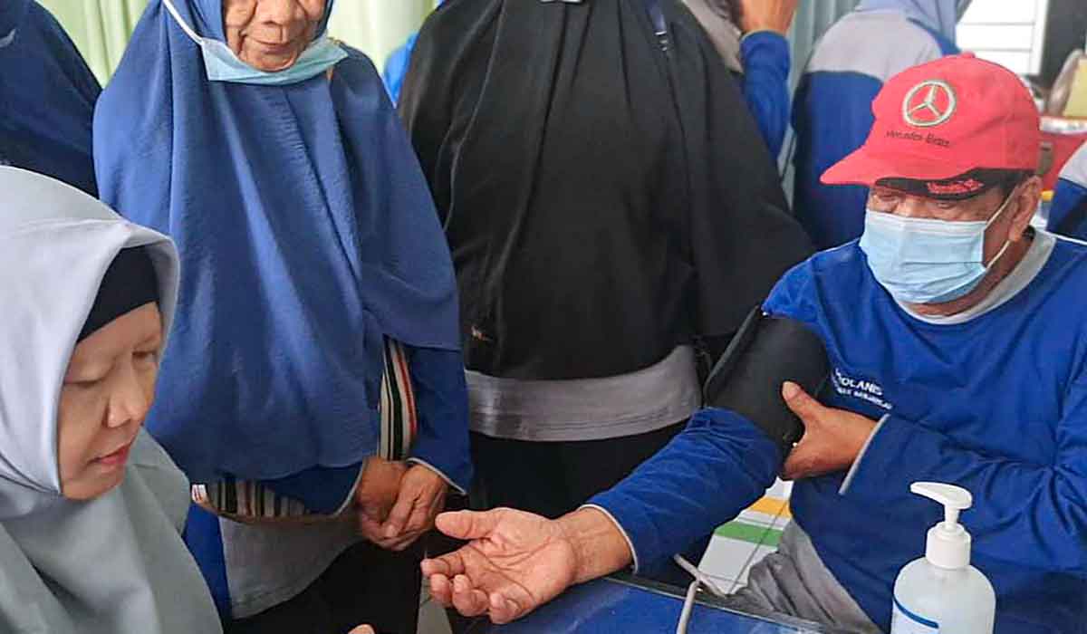 Petugas dari BPJS Kesehatan saat melayani salah satu pasien.
