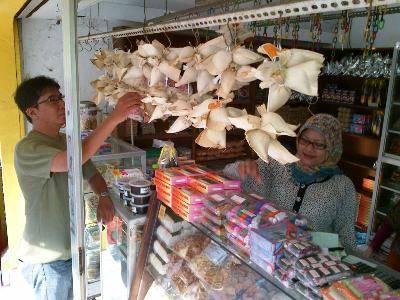 ?Pudak, menjadi ciri khas jajanan Gresik yang hampir selalu diburu wisatawan. foto:syuhud almanfaluti/BANGSAONLINE