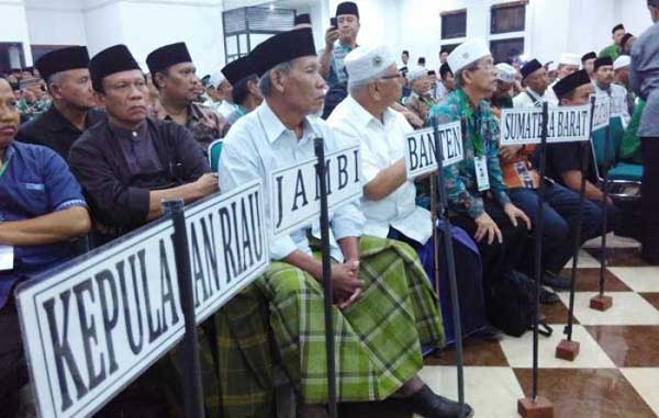 Ratusan Muktamirin yang lebih memilih tinggal di Tebuireng saat pemilihan pemilihan ketua umum maupun Rais Am berlangsung di alun-alun. (foto: rony suhartomo/BANGSAONLINE)