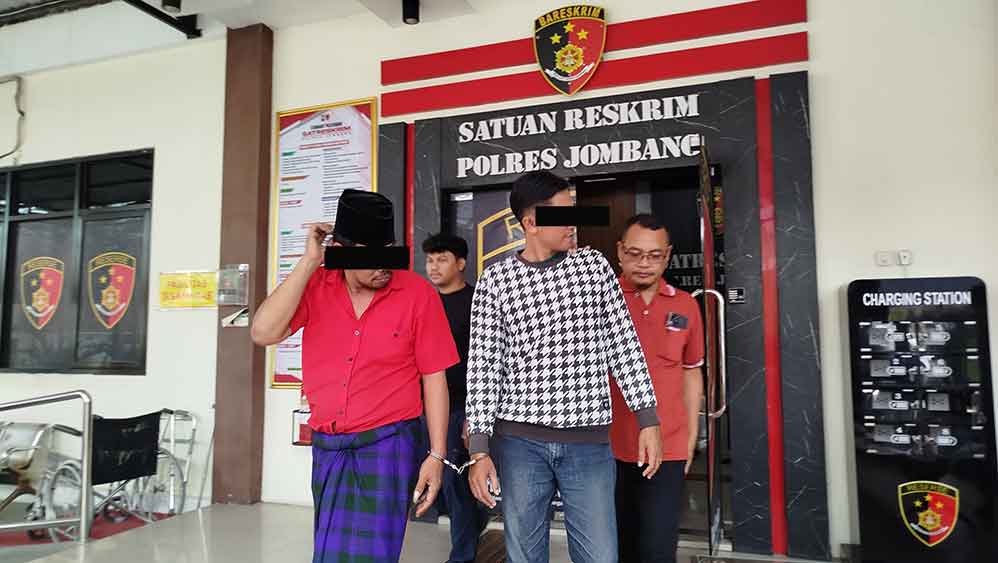 Dua pelaku saat diamankan di Polres Jombang. (Ist)