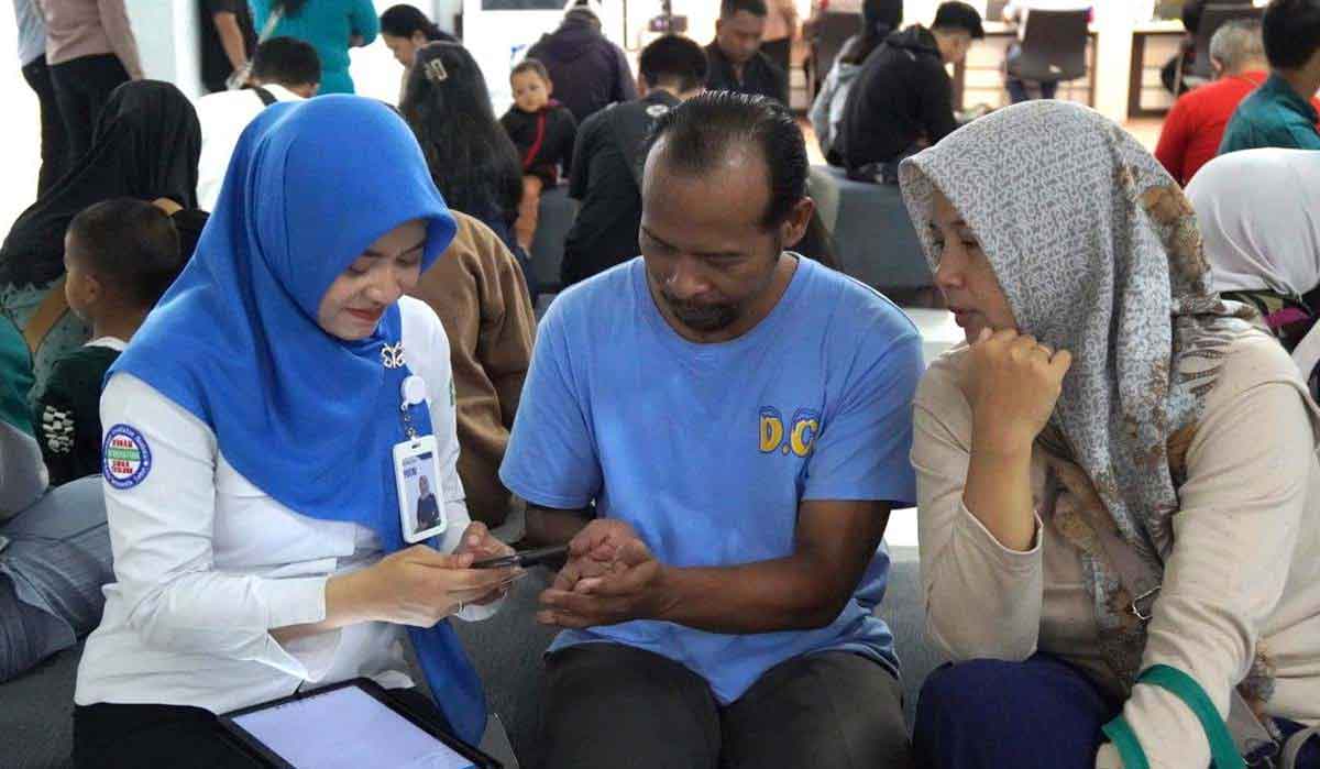 Petugas dari BPJS Kesehatan saat melayani salah satu pasien.