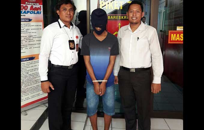 Tersangka DDK ketika diekspos Polres Gresik. foto: syuhud/ BANGSAONLINE