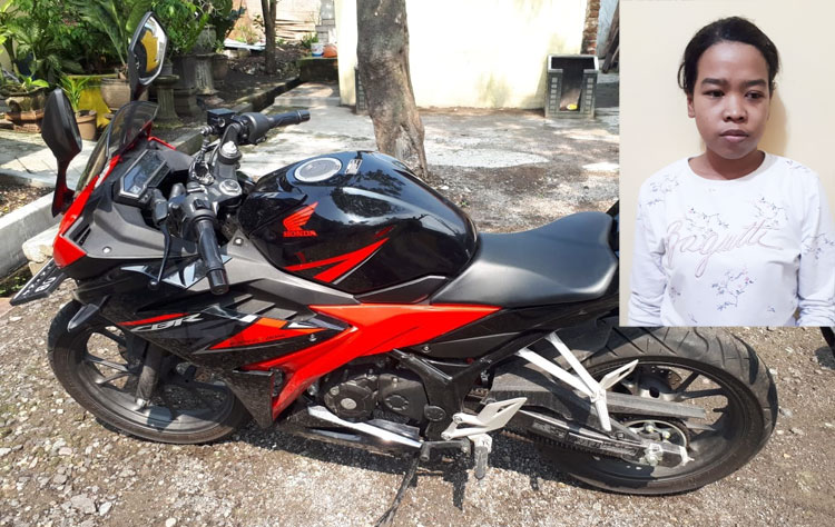 Motor CBR yang digelapkan. Inset, tersangka Desi Ratnasari.