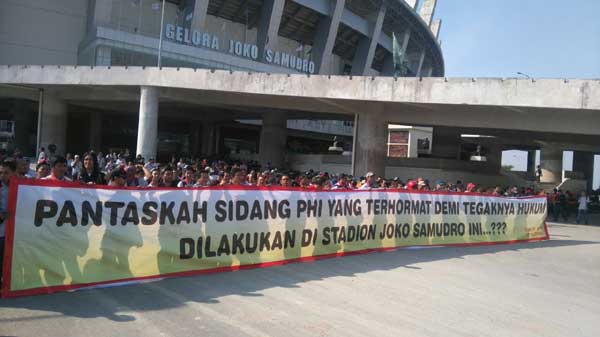 Ratusan buruh Smelting membentangkan spanduk raksasa di depan Stadion Gejos. foto: syuhud/ bangsaonline