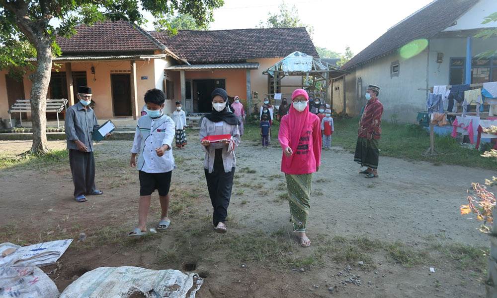 Proses pengibaran bendera dalam upacara yang digelar Keluarga Khotimatul Khusna, warga Kelurahan Gedog, Kecamatan Sananwetan, Kota Blitar.